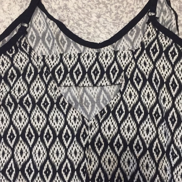 Black and white Aztec printed tank top - Picture 3 of 3